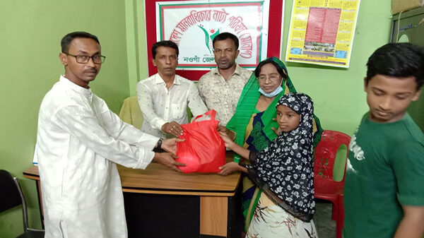 মানাপের নওগাঁয় ঈদ উপহার পেল অর্ধশতাধিক দুস্থ পরিবার