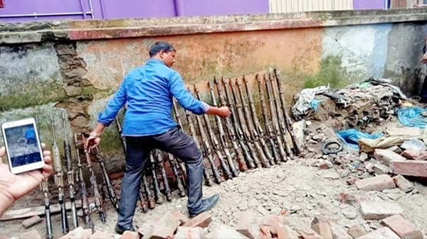 ঠাকুরগাঁওয়ে ভবন ভেঙ্গে মাটি খননের সময় ২৭ টি আগ্নেয়াস্ত্র ও গুলি উদ্ধার