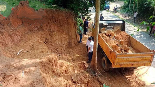 বড়লেখায় টিলা কেটে মাটি বিক্রি: ট্রাক জব্দ