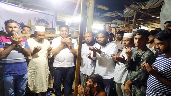 পদুয়া বাজারে ইউ.পি চেয়ারম্যান এর নলকূপ স্থাপন