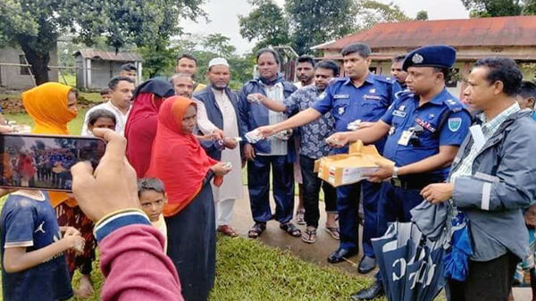 বন্যার্তদের পাশে মৌলভীবাজার জেলা পুলিশ