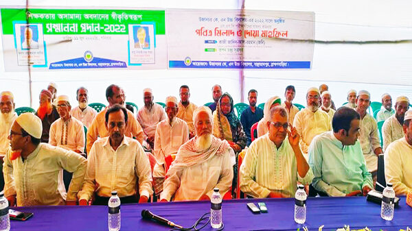 প্রাক্তন শিক্ষককে সন্মাননা প্রদান ও এসএসসি পরীক্ষার্থীদের বিদায় উপলক্ষে মিলাদ ও দোয়া মাহফিল