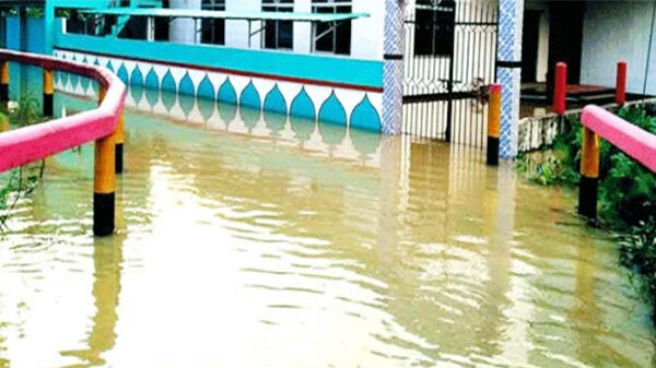 রাজনগরে পানিবন্দি ৩০ হাজার মানুষ
