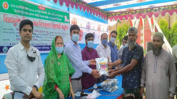 শাজাহানপুরে প্রান্তিক কৃষকদের মাঝে বীজ ও সার বিতরণ
