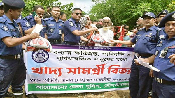 বন্যায় ক্ষতিগ্রস্ত মানুষের পাশে মৌলভীবাজার পুলিশ সুপার