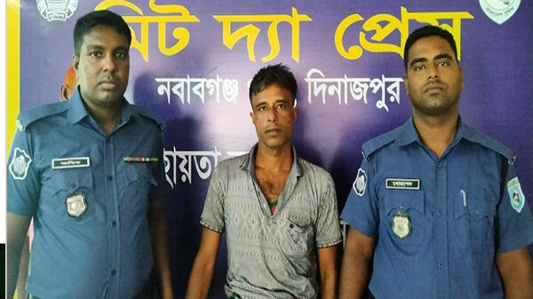 নবাবগঞ্জে ১১বোতল ফেনসিডিল সহ এক মাদক ব্যবসায়ী গ্রেফতার