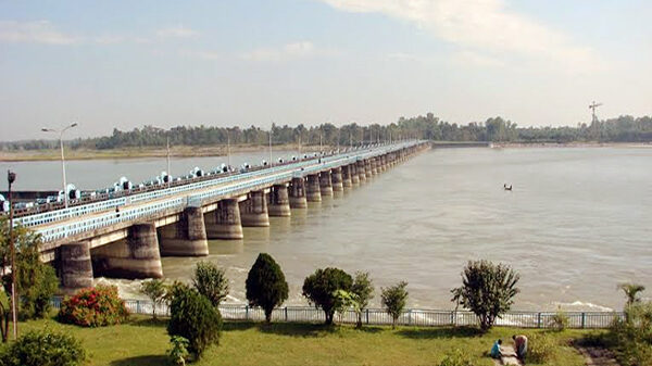 তিস্তা নদীর পানি বিপৎসীমা বরাবর প্রবাহিত হচ্ছে