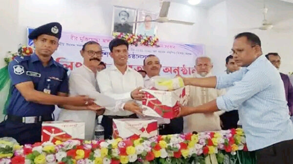ডোমারে বিভিন্ন শিক্ষা প্রতিষ্ঠানে সিলিং ফ্যান বিতরণ