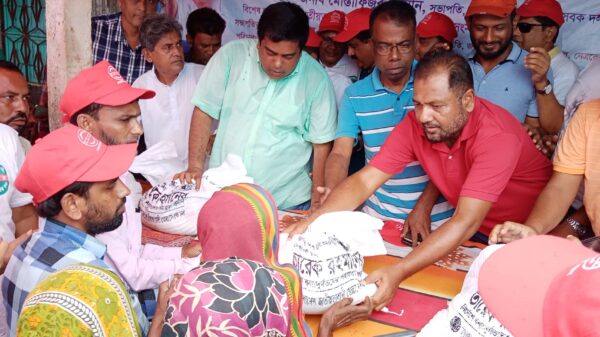 নেত্রকোণায় বন্যাদুর্গতদের মাঝে জেলা বিএনপির খাদ্য সামগ্রী বিতরণ