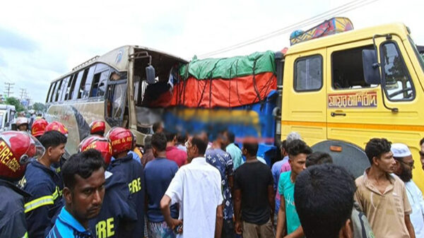 শাজাহানপুরে বাস ট্রাক সংঘর্ষ, নিহত ১ ও আহত ১২