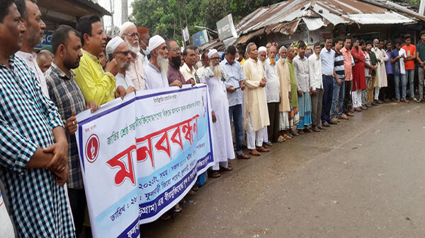 ফুলবাড়ীতে বীর মুক্তিযোদ্ধাগণের সাথে অসৌজন্য মুলক আচরণের প্রতিবাদে মানববন্ধন