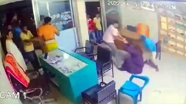 মুরাদনগরে চেয়ারম্যানের সামনে শালিসে নারী মানবাধিকার কর্মীকে নির্যাতন