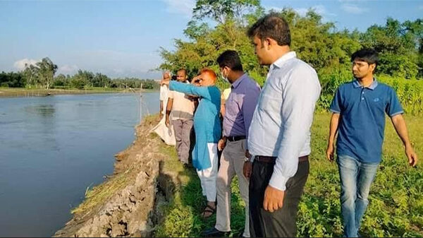 নবাবগঞ্জে কাঁচদহ মাঝিপাড়া নদী ভাঙ্গন কবলিত এলাকা পরিদর্শন করলেন ইউএনও
