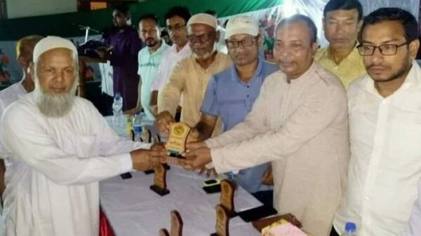 ফুলবাড়ীতে গুনীজন ও মেধাবী শিক্ষার্থীদের সংবর্ধনা প্রদান