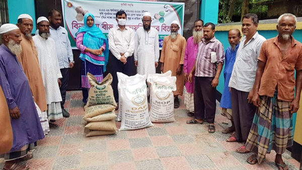 ফুলবাড়ীতে বন্যায় ক্ষতিগ্রস্ত কৃষদের মাঝে বীজ সার বিতরণ