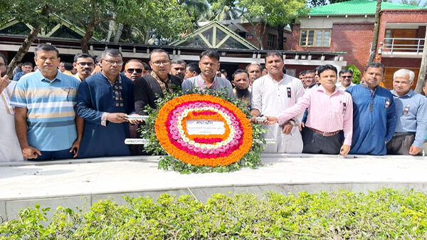 জাতির পিতার সমাধিতে বাংলাদেশ উপজেলা সহকারী শিক্ষা অফিসার অ্যাসোসিয়েশনের শ্রদ্ধা নিবেদন