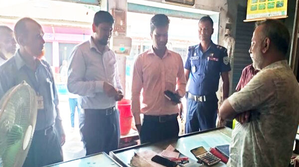 উলিপুরে দুই ব্যবসা প্রতিষ্ঠানের ১৫ হাজার টাকা জরিমানা করেছে ভোক্তা অধিকার সংরক্ষণ অধিদপ্তর