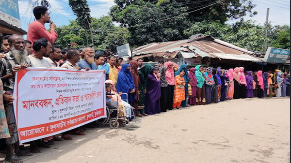 ফুলবাড়ীতে ডাঃ আনোয়ার হোসেনের অপসারণ চেষ্টার প্রতিবাদে মানববন্ধন