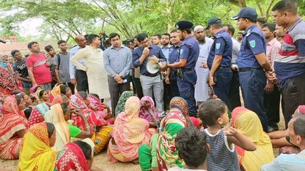 জেলা প্রশাসক ও পুলিশ সুপারের আশ্বাসে কাজে ফিরেছে শ্রমিকরা