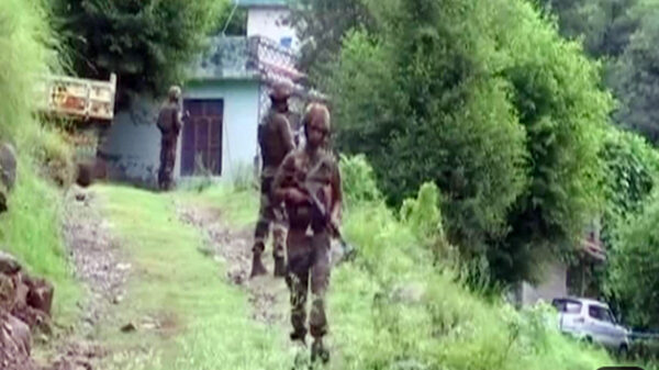 কাশ্মিরে সেনাশিবিরে হামলায় তিন সেনাসহ ৫জন নিহত