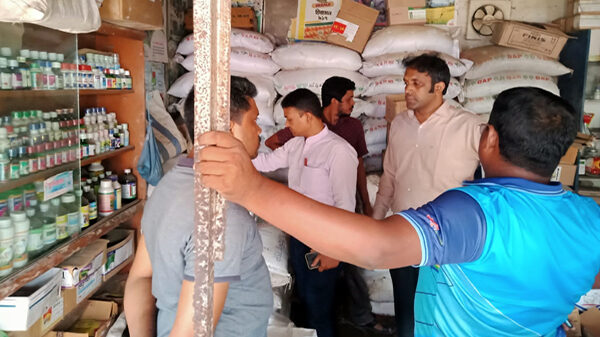 নবাবগঞ্জে বেশি দামে সার বিক্রির দায়ে ভ্রাম্যমাণ আদালতে ৪ সার ব্যবসায়ীকে জরিমানা