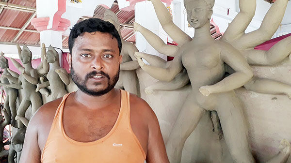 শারদীয় দূর্গোৎসব ঘনিয়ে আসায় প্রতিমা তৈরিতে ব্যস্ত কারিগররা