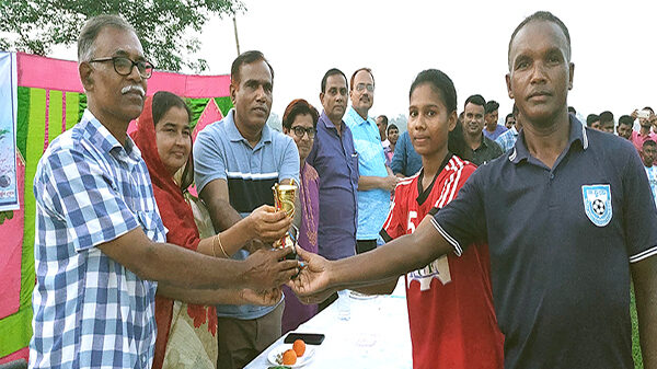 রাণীশংকৈলে মহিলা প্রীতি ফুটবল টুর্নামেন্ট অনুষ্ঠিত