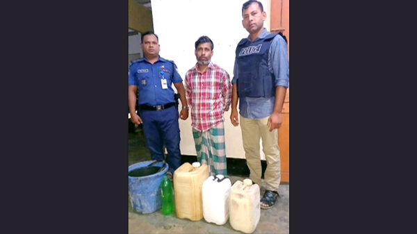 কুলাউড়া পুলিশের জালে ৮২ লিটার চোলাই মদসহ আটক ১