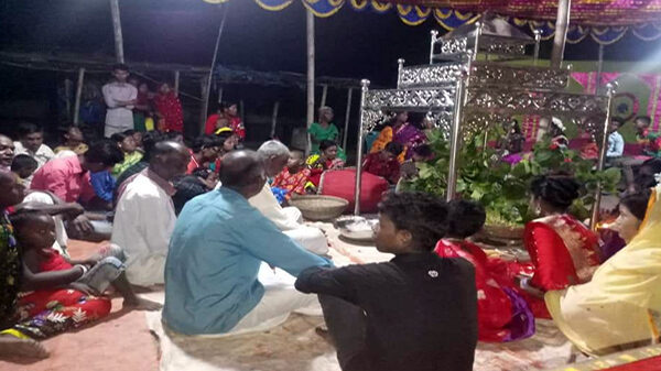 নৃত্যের তালে তালে কারাম পূজা উদযাপন করলো আদিবাসীরা