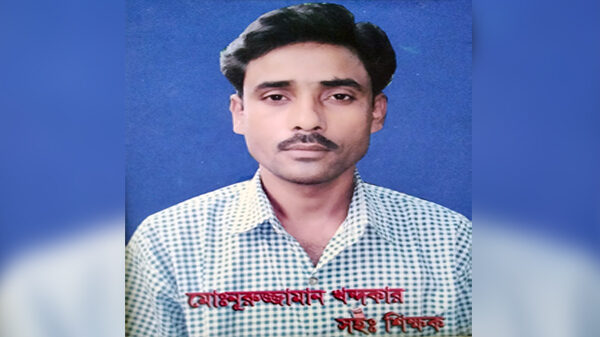 ফুলবাড়ীতে পরকীয়া করতে গিয়ে শিক্ষক ধরা, পুলিশে সোপর্দ