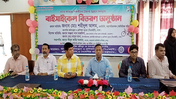 নেত্রকোণায় বন্যায় ক্ষতিগ্রস্ত শিক্ষার্থীদের মাঝে বিনামূল্যে বাইসাইকেল বিতরণ