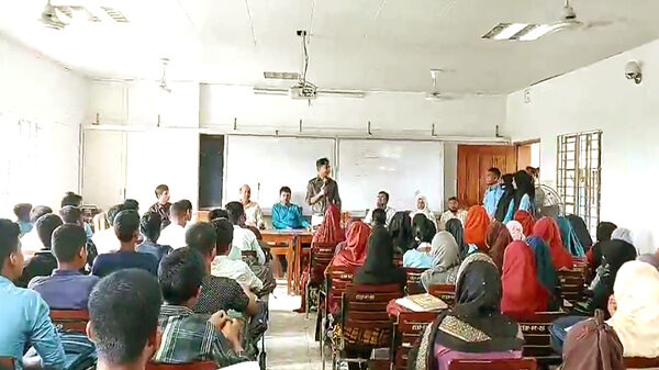 রাণীশংকৈল ডিগ্রি কলেজ পরিদর্শনে এসে শিক্ষার্থীদের ঘন্টাব্যাপি পাঠদান করালেন ইউএনও