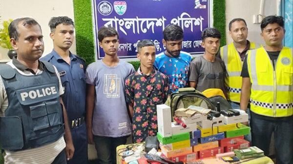 চুরির ঘটনায় কিশোর গ্যাং এর চারজন আটক