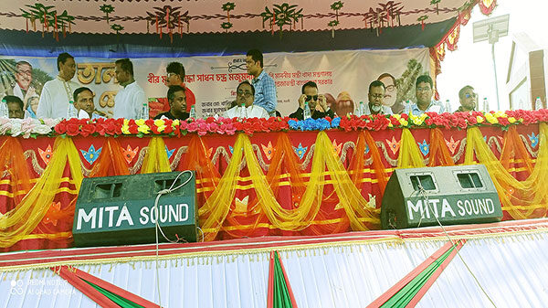 নওগাঁর নিয়ামতপুরের ঘুঘুডাঙ্গায় তালপিঠা মেলাকে কেন্দ্র করে উৎসবের আমেজ