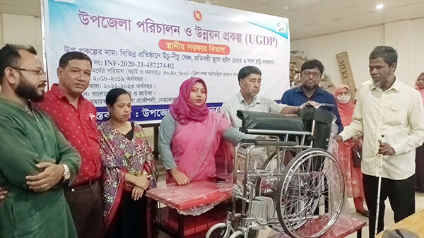 নেত্রকোণায় বেঞ্চ, প্রতিবন্ধিদের হুইল চেয়ার ও সাদা ছড়ি বিতরণ