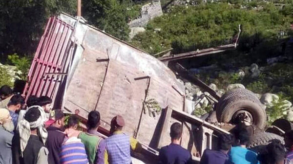 জম্মু ও কাশ্মীরে বাস দুর্ঘটনায় নিহত ১১