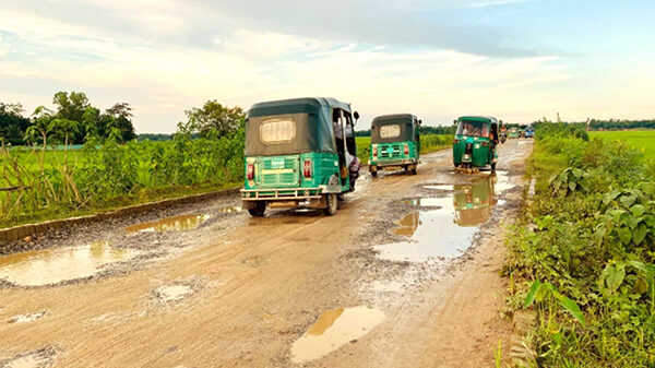 খানাখন্দ সড়কে জনজীবন চরম দুর্ভোগে