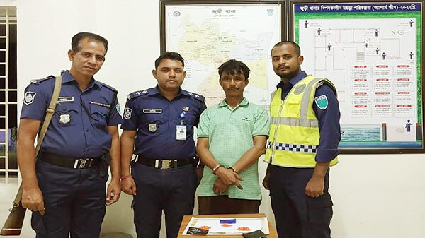 গতকাল সোমবার (২৩ অক্টোবর) মৌলভীবাজারের জুড়ীতে ২৫০ পিছ ইয়াবা ট্যাবলেটসহ কামাল আহমদ নামে এক মাদক ব্যবসায়ীকে