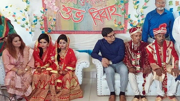 অনাথ দুই মেয়ের বিয়ে দিলেন ডিসি