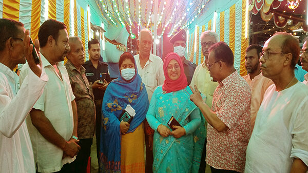 নেত্রকোণা পূজামন্ডব পরিদর্শন করেন জেলা প্রশাসক অন্জনা খান মজলিশ