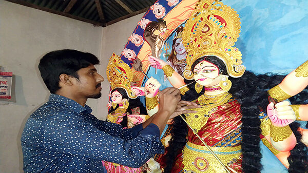 প্রতিমা তৈরির শেষ মুহূর্তে রঙ তুলির আঁচড়ে সাংবাদিক রুপম আচার্য্য