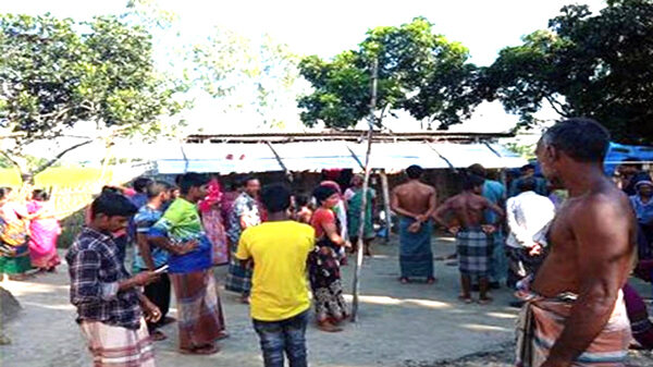 বিজয়াদশমীতে বাবার বাড়ি যাওয়া হলোনা গৃহবধূ লবাণীর