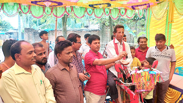 অবশেষে পা চালিত ভ্যান থেকে ব্যাটারি চালিত ভ্যান পেলেন রাণীশংকৈলের অবহেলিত গুণী শিল্পী চক্রদেব