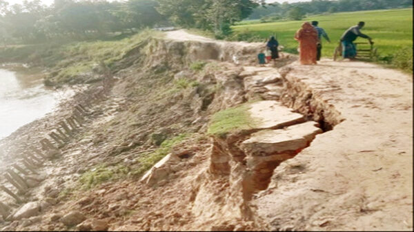 ধলাই নদীর রাস্তা, বাঁধ ভেঙে আতঙ্কে গ্ৰামবাসী‌