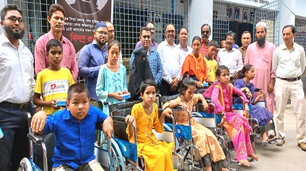ঠাকুরগাঁওয়ে প্রতিবন্ধী শিক্ষার্থীদের মাঝে হুইলচেয়ার ও শ্রবণ যন্ত্র বিতরণ