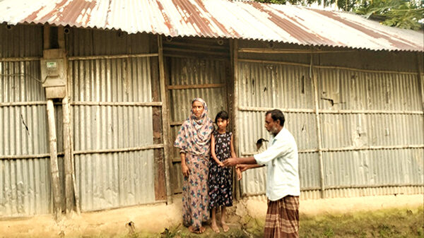 বৈদ্যুতিক লাইন ঘরের উপর দিয়ে নেওয়ায় বাঁধা দেওয়ায় প্রতিবন্ধী শিশুসহ আহত ৪জন
