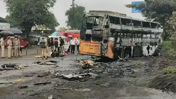 ভারতের মহারাষ্ট্রে বাস-ট্রাক সংঘর্ষে ১৯জন নিহত