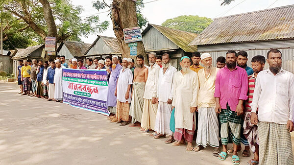 মুরাদনগরে কবরস্থানের জমি রর্ক্ষাতে এলাকাবাসীর মানবন্ধন