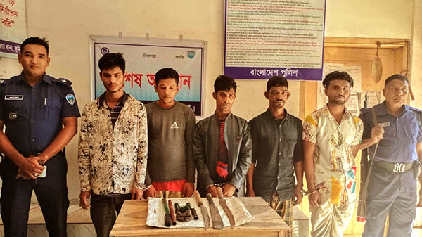বাংগরা বাজার থানায় ৫ জন ডাকাতসহ ডাকাতি প্রস্তুতির মালামাল উদ্ধার