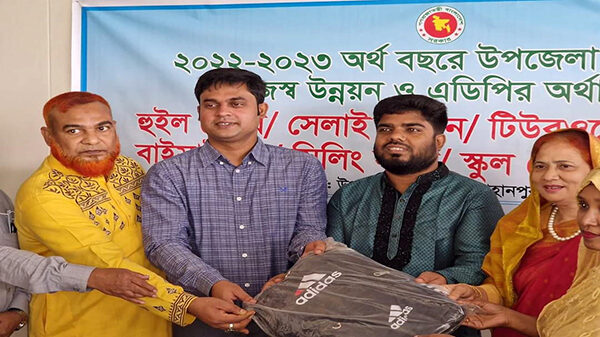 বগুড়ার শাজাহানপুরে এডিপি'র সহায়তায় উপকরণ বিতরন